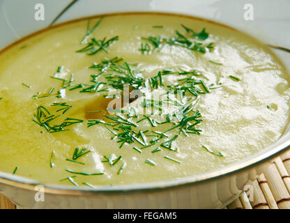 Skordalia - in der griechischen Küche, durch die Kombination von zerdrückten Knoblauch mit Püree aus Kartoffeln, Walnüsse, Mandeln, Stockfoto