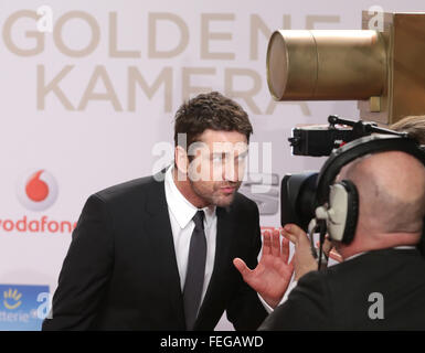 Hamburg, Deutschland. 6. Februar 2016. Schauspieler Gerald Butler kommt für den 51. Goldene Kamera Award in Hamburg, Deutschland, 6. Februar 2016. Foto: Axel Heimken/Dpa/Alamy Live News Stockfoto