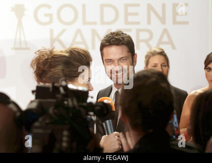 Hamburg, Deutschland. 6. Februar 2016. Schauspieler Gerald Butler kommt für den 51. Goldene Kamera Award in Hamburg, Deutschland, 6. Februar 2016. Foto: Axel Heimken/Dpa/Alamy Live News Stockfoto