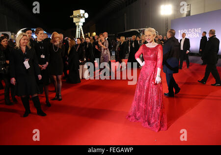 Hamburg, Deutschland. 6. Februar 2016. Schauspielerin Helen Mirren kommt für den 51. Goldene Kamera Award in Hamburg, Deutschland, 6. Februar 2016. Foto: Christian Charisius/Dpa/Alamy Live News Stockfoto