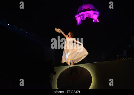 Dhaka, Bangladesch. 7. Februar 2016. Bangladeshi Akteure sind in Musselin-Stoff-Modenschau im Ahsan Manzil in Dhaka, Bangladesch durchführen. Am 6. Februar 2016 Musselin-Stoff-Modenschau in Ahsan Manzil in Dhaka von Drik in Zusammenarbeit mit Aarong und Bangladesch National Museum organisiert nach dem Musselin-Festival in Bangladesch statt. Bildnachweis: Mamunur Rashid/Alamy Live-Nachrichten Stockfoto