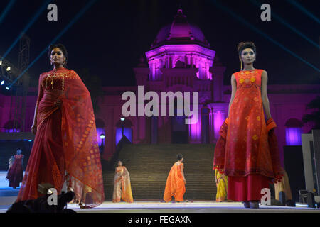 Dhaka, Bangladesch. 7. Februar 2016. Bangladeshi Rampe Modelle sind in der Musselin-Stoff-Modenschau im Ahsan Manzil in Dhaka, Bangladesch durchführen. Am 6. Februar 2016 Musselin-Stoff-Modenschau in Ahsan Manzil in Dhaka von Drik in Zusammenarbeit mit Aarong und Bangladesch National Museum organisiert nach dem Musselin-Festival in Bangladesch statt. Bildnachweis: Mamunur Rashid/Alamy Live-Nachrichten Stockfoto