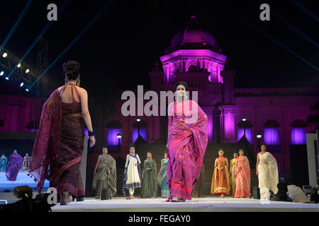 Dhaka, Bangladesch. 7. Februar 2016. Bangladeshi Rampe Modelle sind in der Musselin-Stoff-Modenschau im Ahsan Manzil in Dhaka, Bangladesch durchführen. Am 6. Februar 2016 Musselin-Stoff-Modenschau in Ahsan Manzil in Dhaka von Drik in Zusammenarbeit mit Aarong und Bangladesch National Museum organisiert nach dem Musselin-Festival in Bangladesch statt. Bildnachweis: Mamunur Rashid/Alamy Live-Nachrichten Stockfoto