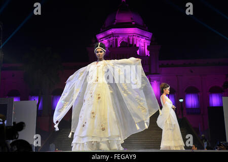 Dhaka, Bangladesch. 7. Februar 2016. Bangladeshi Rampe Modelle sind in der Musselin-Stoff-Modenschau im Ahsan Manzil in Dhaka, Bangladesch durchführen. Am 6. Februar 2016 Musselin-Stoff-Modenschau in Ahsan Manzil in Dhaka von Drik in Zusammenarbeit mit Aarong und Bangladesch National Museum organisiert nach dem Musselin-Festival in Bangladesch statt. Bildnachweis: Mamunur Rashid/Alamy Live-Nachrichten Stockfoto