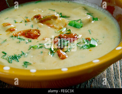 Chile Con Queso - Chile mit Käse. Vorspeise oder Beilage von geschmolzenem Käse und Chili-Pfeffer in der Regel im Tex-Mex Restaurant serviert Stockfoto