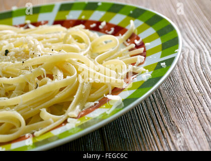 Cacio e Pepe. Römische Nudeln dish.cheese und Pfeffer in mehreren zentralen italienischen languages.include nur schwarzer Pfeffer, Pecorino Romano Stockfoto