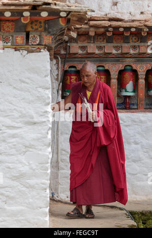 Zwei Mönche im Tempel Kyichu Lhakhang in Paro, Bhutan Stockfoto