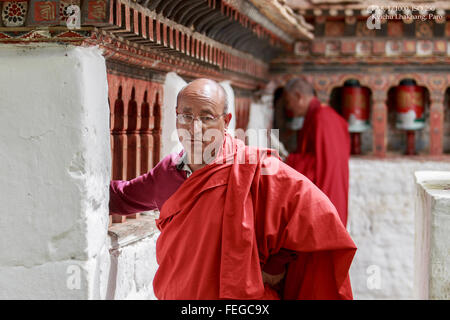 Zwei Mönche im Tempel Kyichu Lhakhang in Paro, Bhutan Stockfoto