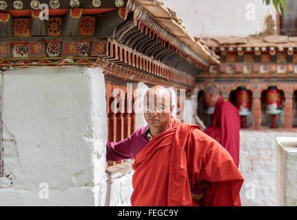 Zwei Mönche im Tempel Kyichu Lhakhang in Paro, Bhutan Stockfoto