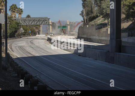 Los Angeles, Kalifornien, USA. 6. Februar 2016. Der sechste Straße Brücke Abriss über die 101 Freeway, wie von der geschlossenen Autobahn im Süden zu sehen. © Fred Hoerr/ZUMA Draht/Alamy Live-Nachrichten Stockfoto