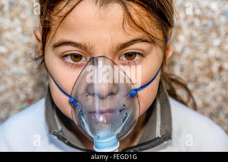 Acht Jahre alten Kind mit Bronchitis Medikamente inhalieren Stockfoto