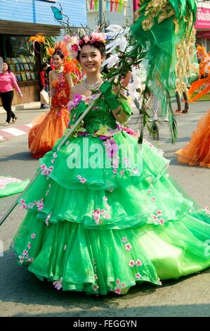 Aufwendig gekleidet Teilnehmer an der Chiang Mai Flower Festival Parade, 2016 Stockfoto