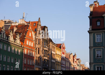 Polen, Wroclaw, Altstadt, alte Wohnhaus beherbergt, Mehrfamilienhäuser im Zentrum der historischen Stadt bei Sonnenuntergang Stockfoto