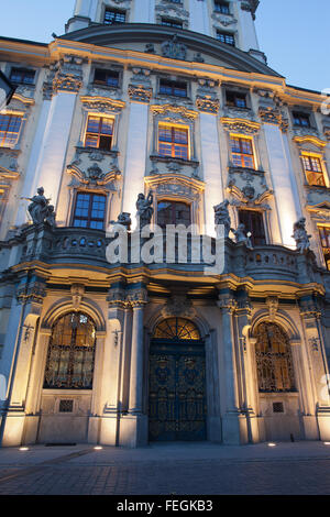 Abend an der Universität Breslau (UWr) (Polnisch: Uniwersytet Wroclawski) in Polen, Barockfassade, 17. Jahrhundert Wahrzeichen der Stadt. Stockfoto