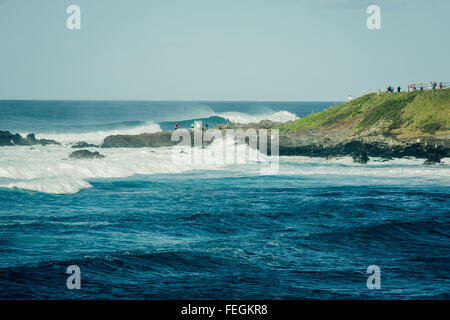 Wellen Rollen an den Hookipa Beach auf der Insel Maui, Hawaii (USA) Stockfoto