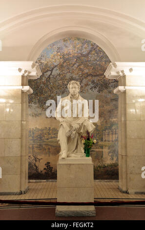 Eine Statue von Puschkin in der Puschkinskaja Metro Station in Sankt Petersburg, Russland. Stockfoto