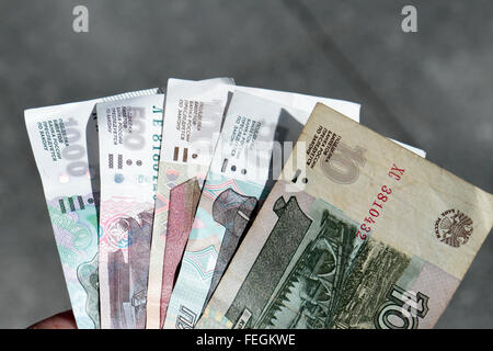 Mehrere russische Banknoten von 1000 bis hin zu 10 Rubel (im August 2016). Stockfoto