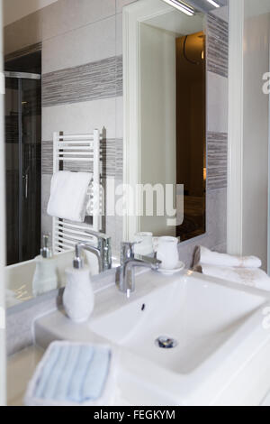 Moderne Badezimmer Waschbecken mit Keramik- oder Acryl Waschbecken