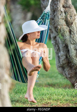 Entspannen in der Hängematte. Sommertag. Stockfoto