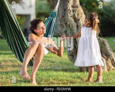 Mutter und Tochter ruhen auf dem Land. Stockfoto