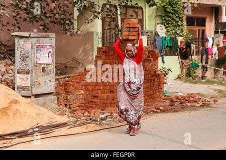 Indiens Analphabeten Frauen arbeiten als Arbeiter mit ihren Händen. Stockfoto