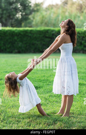 Mutter und Tochter ruhen auf dem Land. Stockfoto