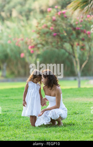 Mutter und Tochter ruhen auf dem Land. Stockfoto