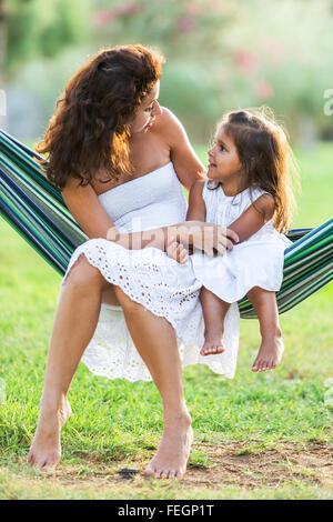 Mutter und Tochter ruhen auf dem Land. Stockfoto