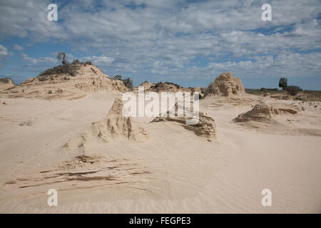 Wände des China-Lünette und Dünen entlang der Kante des Lake Mungo Mungo National Park New South Wales Australien. Stockfoto