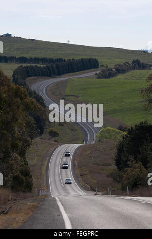 Verkehr auf der schön geschwungenen Kings Highway in der Nähe von Bungendore NSW Australia Stockfoto