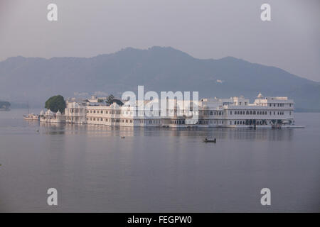 Tag Lake Palace ist ein Luxushotel aus Marmor gebaut im 18. Jahrhundert auf See Pichola.The Kosten pro Zimmer beträgt im Durchschnitt $950. Stockfoto