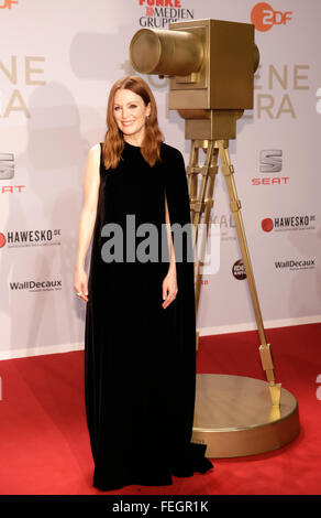 Hamburg, Deutschland. 6. Februar 2016. US-Schauspielerin Julianne Moore kommt für den 51. Goldene Kamera Award in Hamburg, Deutschland, 6. Februar 2016. Foto: Georg Wendt/Dpa/Alamy Live News Stockfoto