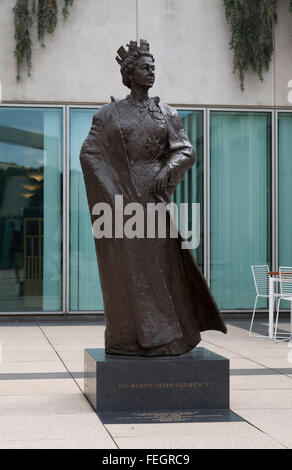 Bronze-Statue von Königin Elizabeth II auf der Außenterrasse am Federal australische Parlamentsgebäude auf dem Capital Hill Canberra ACT Stockfoto