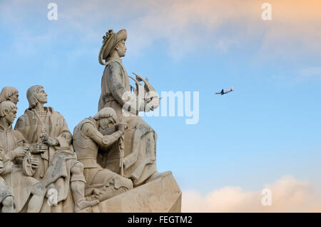 Entdecker Denkmal, Lissabon, Portugal, im Hintergrund ein Flugzeug fliegen in den blauen Himmel an der statue Stockfoto