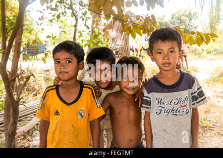 Junge kamboidanische Jungen im Schulalter vor einer Schule in Siem, Reap, Kambodscha Stockfoto