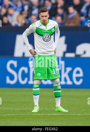 Gelsenkirchen, Deutschland. 6. Februar 2016. Wolfsburgs Julian Draxler abgebildet vor den deutschen Bundesliga-Fußballspiel zwischen FC Schalke 04 und VfL Wolfsburg in der Veltins Arena in Gelsenkirchen, Deutschland, 6. Februar 2016. Foto: GUIDO KIRCHNER/Dpa/Alamy Live News Stockfoto