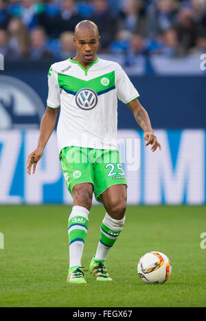 Gelsenkirchen, Deutschland. 6. Februar 2016. Wolfsburgs Naldo in Aktion Oduring der deutschen Fußball-Bundesliga-Fußball-match zwischen FC Schalke 04 und VfL Wolfsburg in der Veltins Arena in Gelsenkirchen, Deutschland, 6. Februar 2016. Foto: GUIDO KIRCHNER/Dpa/Alamy Live News Stockfoto