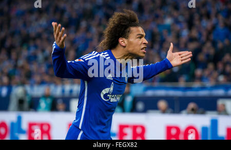 Gelsenkirchen, Deutschland. 6. Februar 2016. Schalke Leroy Sane reagiert während der deutschen Fußball-Bundesliga-Fußball-match zwischen FC Schalke 04 und VfL Wolfsburg in der Veltins Arena in Gelsenkirchen, Deutschland, 6. Februar 2016. Foto: GUIDO KIRCHNER/Dpa/Alamy Live News Stockfoto