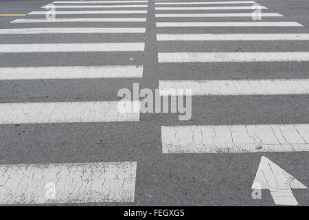 Schwarz / weiß Zebrastreifen auf der Straße in Korea. Stockfoto