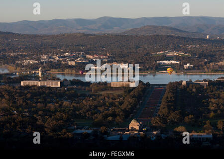 Panoramablick über Canberra ACT Australiens von Mt Ainslie über ANZAC Parade und Lake Burley Griffin bis Parliament House Stockfoto