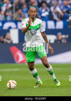 Gelsenkirchen, Deutschland. 6. Februar 2016. Wolfsburgs Naldo in Aktion Oduring der deutschen Fußball-Bundesliga-Fußball-match zwischen FC Schalke 04 und VfL Wolfsburg in der Veltins Arena in Gelsenkirchen, Deutschland, 6. Februar 2016. Foto: GUIDO KIRCHNER/Dpa/Alamy Live News Stockfoto