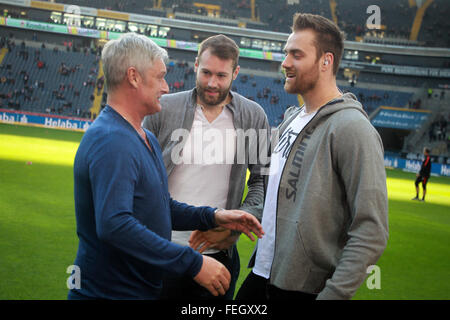 Frankfurt am Main, Deutschland. 6. Februar 2016. Frankfurts Trainer Armin Veh (L) spricht mit europäischen Handball Champion Steffen Faeth (C) und Andreas Wolff während der Fußball-Bundesliga Spiel Eintracht Frankfurt Vs VfB Stuttgart in Frankfurt am Main, 6. Februar 2016. Frankfurt verlor 2-4. Foto: Fredrik von Erichsen/Dpa/Alamy Live News Stockfoto