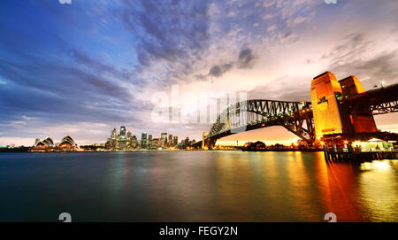 Sydney Hafen Panorama in der Dämmerung Stockfoto