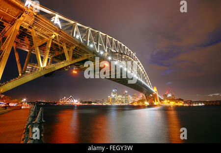 Skyline von Sydney Harbour Bridge bei Nacht Stockfoto