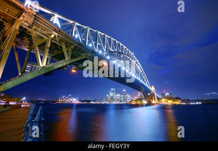 Skyline von Sydney Harbour Bridge bei Nacht Stockfoto