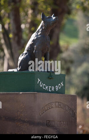 Statue des Hundes auf Tuckerbox bei Schlange Gully, fünf Meilen von Gundagai NSW Australia Stockfoto