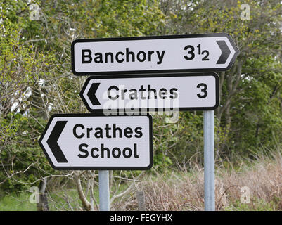 Melden Sie sich für das Dorf Crathes und Banchory und Crathes Schule, Aberdeenshire, Schottland, uk, Stockfoto