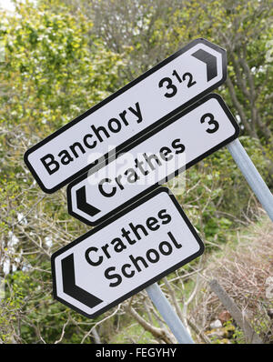 Melden Sie sich für das Dorf Crathes und Banchory und Crathes Schule, Aberdeenshire, Schottland, uk, Stockfoto