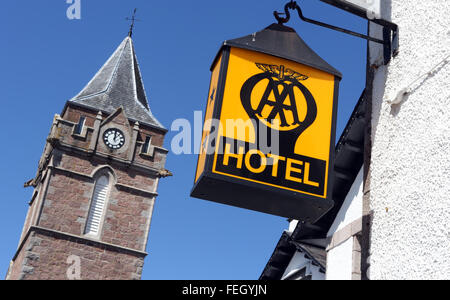 Alten gelben AA Hotelschild mit Kirche im Hintergrund in Großbritannien, UK Stockfoto