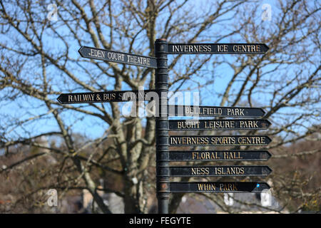 Straßenschild Besucher zu verschiedenen Sehenswürdigkeiten in der Stadt Inverness in den Highlands von Schottland, UK Stockfoto